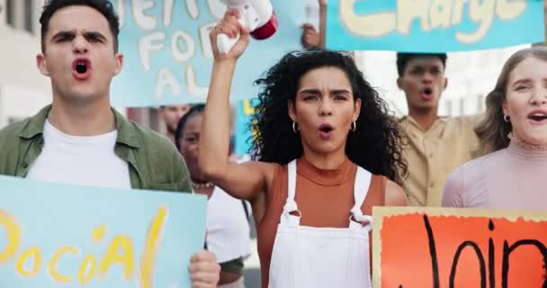 Kobiety Mężczyźni Protesty Grupą Krzyki Lub Prawa Człowieka Maszerują Przemiany — Wideo stockowe