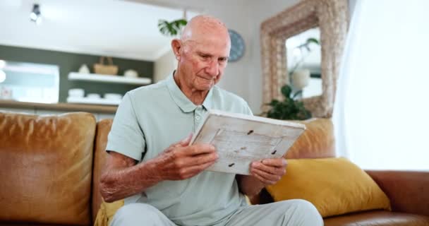 Senior Man Thuis Verdrietig Met Fotolijstje Bank Voor Herinneringen Met — Stockvideo