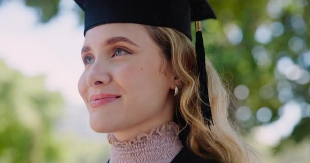 Sonríe Graduación Naturaleza Mujer Pensando Educación Las Metas Futuras Estudio — Vídeos de Stock