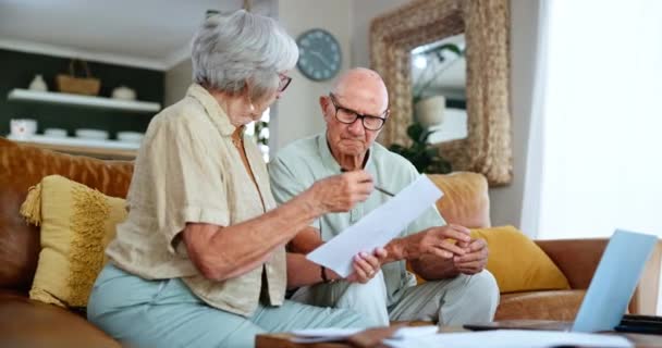 Yaşlı Bir Çift Hayat Sigortası Emeklilik Fonu Ipotek Için Kağıt — Stok video