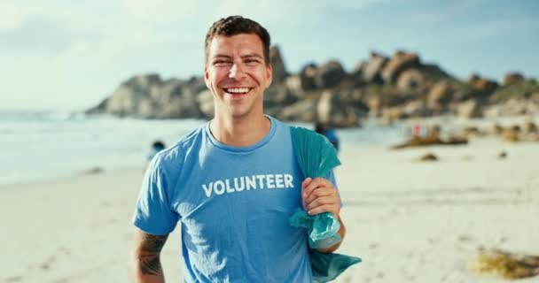 リサイクル 環境保全のためにビーチで男性の肖像画 ボランティア 海でのコミュニティサービス エコロジー 慈善活動のための海洋での顔 ゴミ袋と幸せな人 — ストック動画