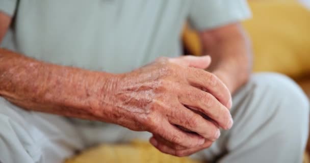 Старшие Руки Стресс Здоровьем Домом Здоровьем Здоровья Новостей Зрелый Человек — стоковое видео