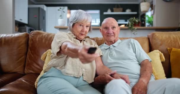 Glückliches Gesichtsloses Und Älteres Paar Auf Dem Sofa Wohnzimmer Das — Stockvideo