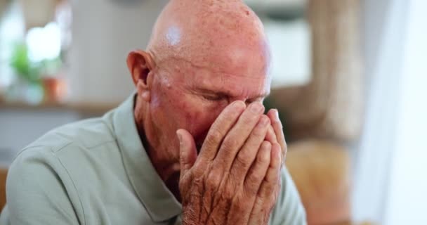 Viso Uomo Anziano Triste Casa Sul Divano Con Stress Ricordi — Video Stock