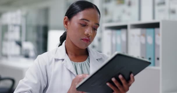 Vetenskap Tänkande Och Kvinna Med Tablett För Medicinska Studier Resultat — Stockvideo