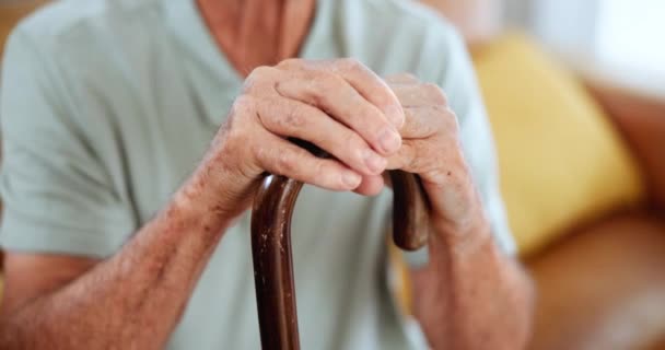 老年人 男人和手 用手杖支撑老年人或残疾人 退休后在家中休息 老年人 用于骨质疏松症或近距离活动的木棍 — 图库视频影像