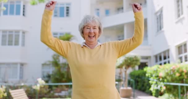 Mujer Mayor Feliz Bailando Aire Libre Jubilación Celebrar Hito Hierba — Vídeos de Stock