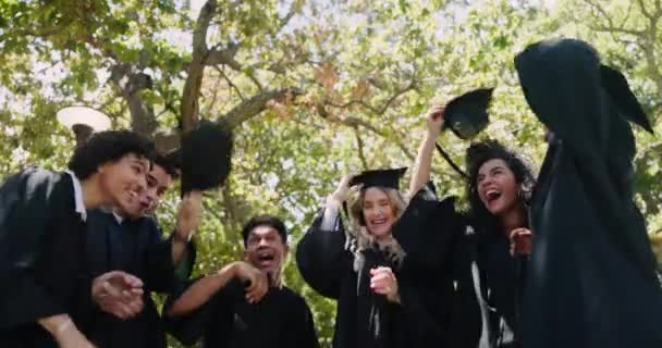 Бросай Выпускай Студенты Кампусе Колледжа Университета Отпраздновать Школьный Диплом Цели — стоковое видео