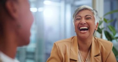 Ofis, kıdemli ve CEO, yaratıcı şirketteki komik bir çalışanın iş görüşmesinde yaptığı şakaya gülüyor. İnsanlar, kadınlar için mutluluk ve neşe, komedi ve gülümseme iş yerindeki personelden komedi için..