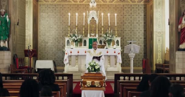 Rodzina Kościół Katolicy Pogrzeb Kapłan Niedzielne Nabożeństwo Chrześcijańskie Kondolencje Śmierć — Wideo stockowe
