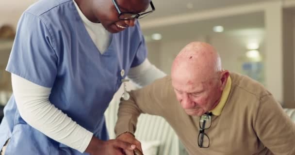Senior Hombre Enfermera Con Ayuda Para Caminar Con Conversación Apoyo — Vídeos de Stock