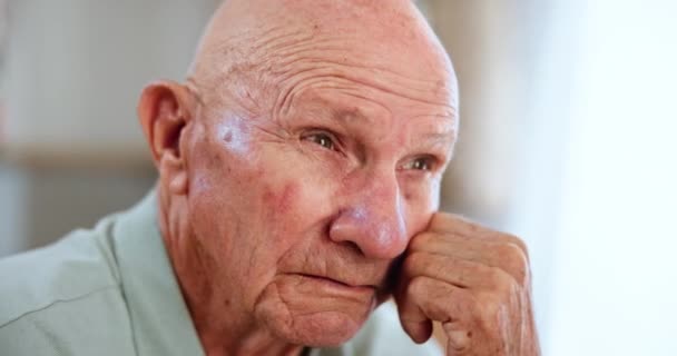 Upprörd Äldre Och Farfar Tänker Pensionering Sjukdom Och Depression Dagis — Stockvideo
