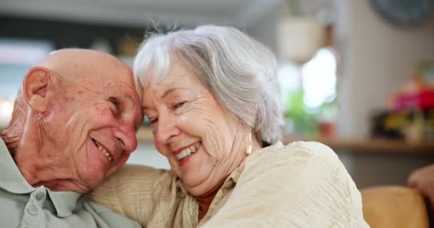 Geluk Glimlach Bejaarde Echtparen Ontspannen Samen Met Liefde Bank Van — Stockvideo