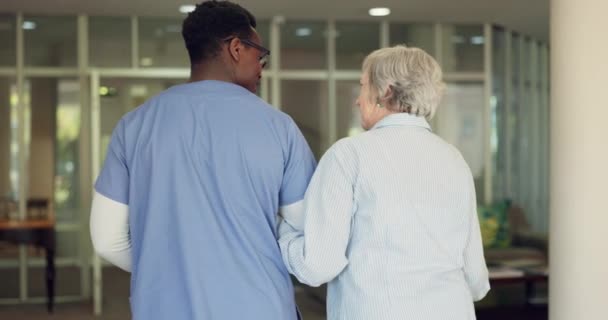 Senior Mujer Enfermera Con Ayuda Para Caminar Con Conversación Apoyo — Vídeo de stock
