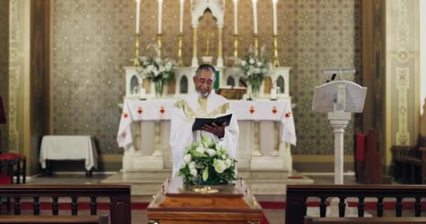 Funeral Biblia Sacerdote Iglesia Para Religión Espiritual Sermón Adoración Para — Vídeos de Stock