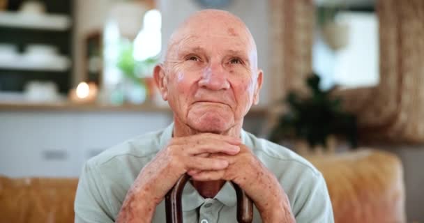 Senior Hombre Bastón Con Pensamiento Sofá Hogar Con Sonrisa Salón — Vídeos de Stock