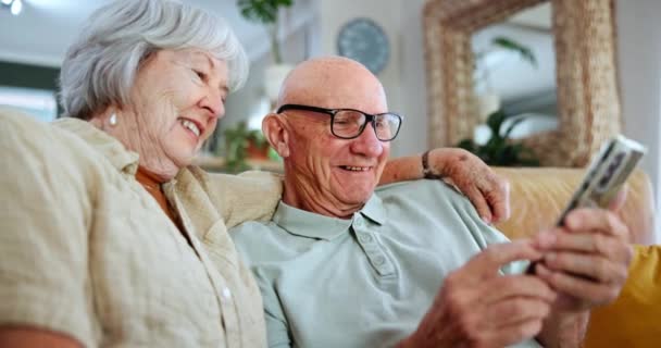 笑着和老夫妇用手机 打字和放松用互联网和社交媒体用数字应用 老年妇女通过接触和对话教授老年男子和智能手机 — 图库视频影像