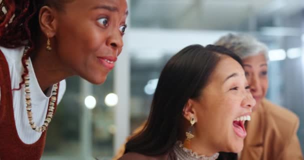 Biznesmeni Przybij Piątkę Kobiety Celebracją Premią Osiągnięciami Pracy Zespołowej Umowa — Wideo stockowe