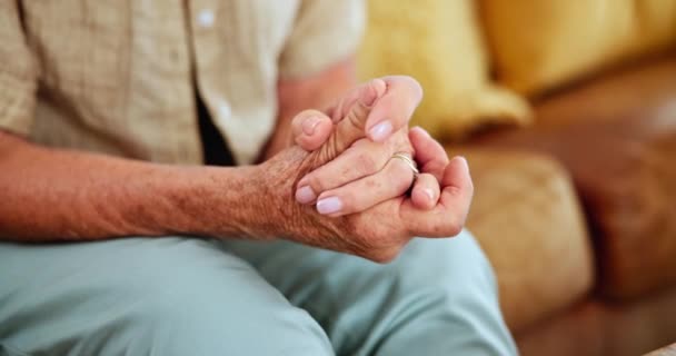 高齢の女性は 関節炎 骨粗しょう症または緊張のための痛みを一緒に手とストレス 自宅で救済するための炎症 マッサージの緊張のあるクローズアップ シニアの人 — ストック動画