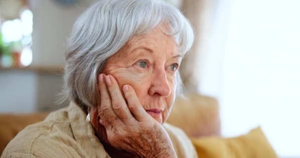 House Senior Kobieta Martwią Się Emeryturą Twarzą Depresją Stresem Powodu — Wideo stockowe