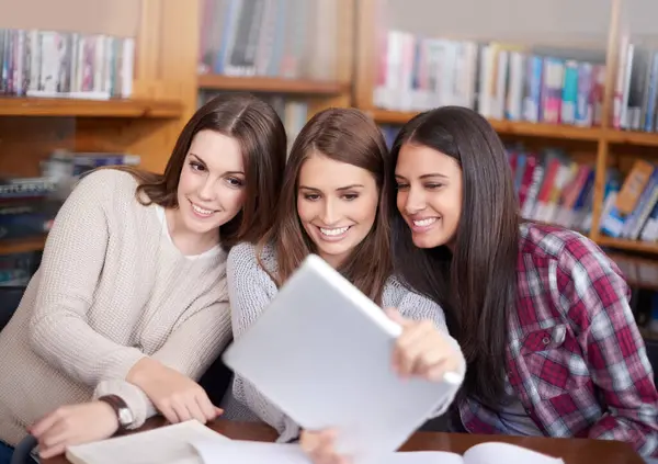 年轻女性 学生或平板电脑的自拍者在图书馆或在大学时联合起来寻求支持 社交媒体上的朋友 技术或更新 作为大学生活的突破口 — 图库照片
