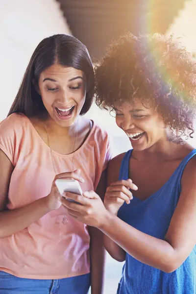 Vänner Telefon Och Skratt För Budskap Sociala Medier Internet Och — Stockfoto