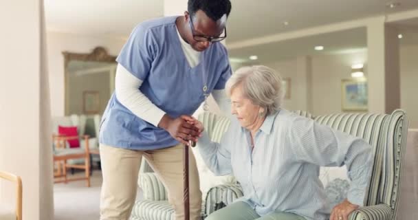 Enfermera Anciana Camina Casa Jubilación Comunicación Con Apoyo Atención Médica — Vídeos de Stock