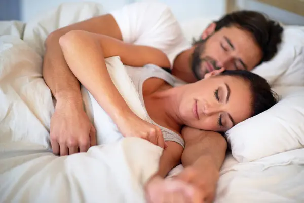 梦想和休息在家里的卧室里 和平与男人在床上和女人在一起 爱情和伴侣以关爱 放松和睡衣拥抱爱情 睡在家里 拥抱对方 — 图库照片