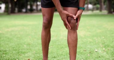 Spor sahasında elleri ve anatomisi dışarıda vücut egzersizi yapmak için atlet ve diz ağrısı. Egzersiz, sağlık ve bacağında iltihaplanma ve ağrılı kas rahatsızlığı olan siyah kişi..