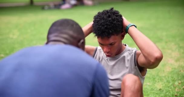 Sahnede Erkek Kişisel Antrenörle Birlikte Performans Için Mekik Spor Spor — Stok video