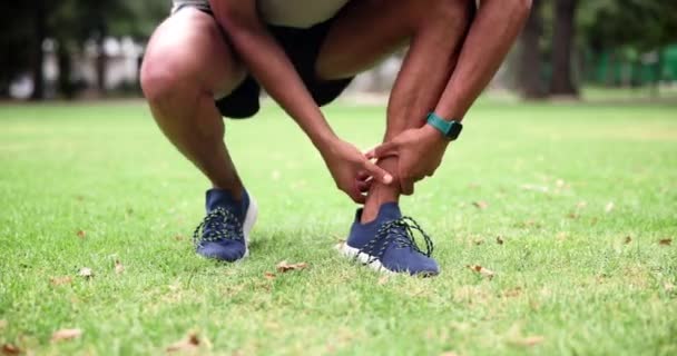 Человек Спортсмен Травма Ноги Спортивном Поле Тренировки Тела Руками Анатомией — стоковое видео