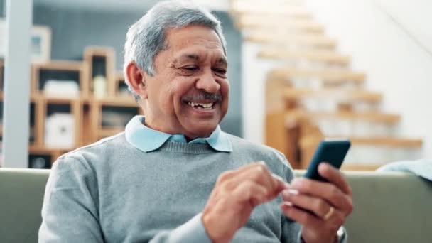 Senior Man Telefon Och Sms Soffan Med Skratt Läsning Eller — Stockvideo