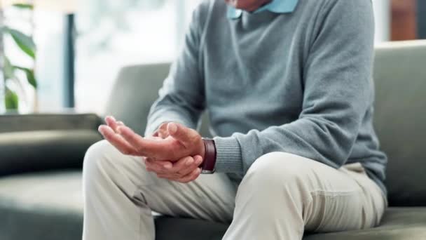 Hand Pijn Artritis Bank Met Ouderen Met Osteoporose Stress Bejaardentehuis — Stockvideo
