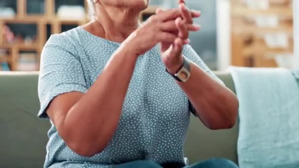 老年妇女 带着回忆 悲伤的祈祷和客厅 带着焦虑回到家 患有老年痴呆症和宗教恐惧症的妇女在沙发上的精神健康 住房和老年状况 — 图库视频影像