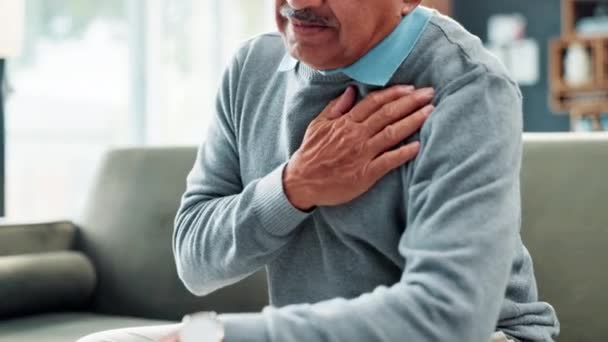 高齢者 手と胸の痛みや心臓発作は 医療リスクや怪我 肺や問題を抱えています アパートや病気の不快感 医学的または危機でシニアの人 喘息と退職 — ストック動画