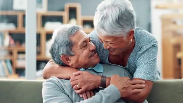 シニアカップルは サポート 家庭での幸せな生活のためにソファーに抱擁し 愛しています ウェルネスのためのリビングルームでの抱擁 ロマンスの高齢者の顔 — ストック動画