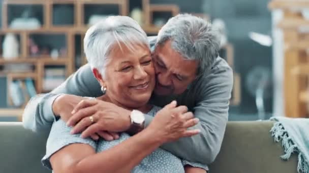 シニア カップルは 笑顔で退職後の家で愛 サポートとソファーで 高齢者のボンディング リビングで一緒に休む — ストック動画