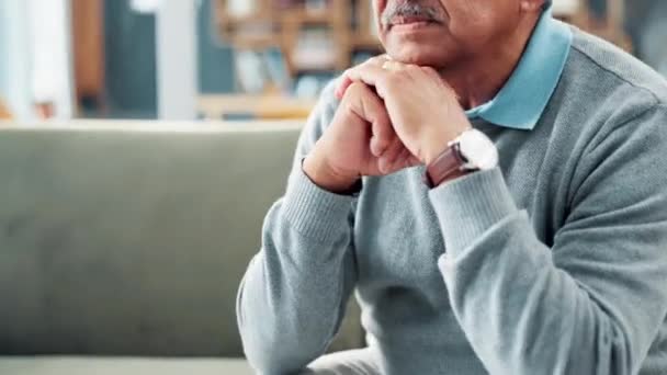 Starší Muž Přemýšlející Smutný Obýváku Pamětí Žalem Domem Důchodců Úzkostí — Stock video