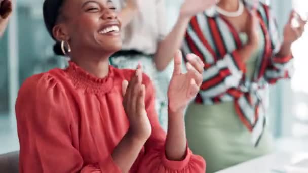ハッピー 黒人女性 そしてオフィスでのチームの祝福 チームの昇進に拍手 エキサイティングなアフリカの女性の人物または成功 達成または良いニュースのために拍手する従業員のグループ — ストック動画