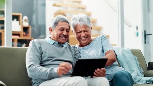 Starsza Para Szczęśliwy Tablet Kanapie Czytaniem Dla Zabawnej Pamięci Miłości — Wideo stockowe