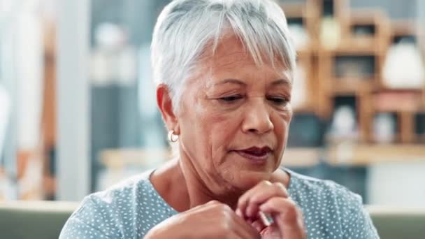 Mujer Mayor Pensando Sala Estar Con Memoria Idea Casa Retiro — Vídeos de Stock