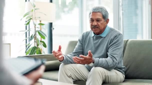 Senior Mann Therapeut Und Gespräch Für Psychische Gesundheit Und Ruhestand — Stockvideo
