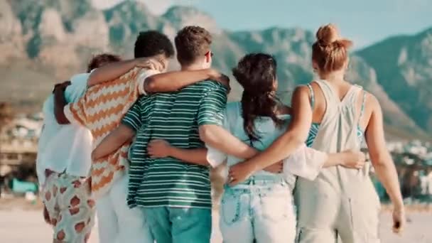 Prieteni Înapoi Mers Jos Plajă Îmbrățișare Pentru Legături Sprijin Vânt — Videoclip de stoc