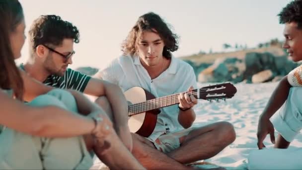 朋友们 人们在海滩野餐 在户外弹吉他 在重逢和庆祝活动中歌唱的乐趣 有社交聚会或聚会的假日 友谊以及有乐器和音乐的聚会 — 图库视频影像