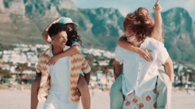 Mutlu çift, sırtında taşıma ya da tatil tatili ya da yaz tatilinde romantik macera. Çeşitlilik, dostluk ve dostluk Cape Town 'daki uluslararası gezide aşk ve gezi için bir araya geliyor..