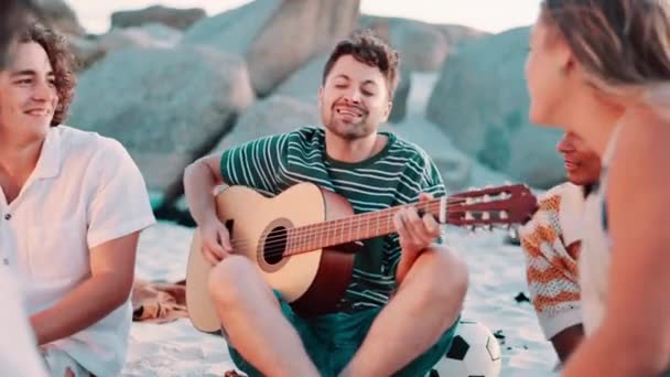 Гитара Пение Друзья Отдыхают Пляже Музыкант Группа Студентов Весенних Каникулах — стоковое видео