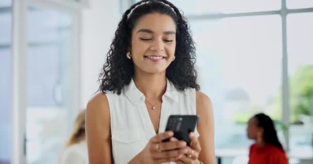 Smartphone Χαμόγελο Και Γυναίκα Των Επιχειρήσεων Μετακινηθείτε Πληκτρολογώντας Διαβάζοντας Αστεία — Αρχείο Βίντεο