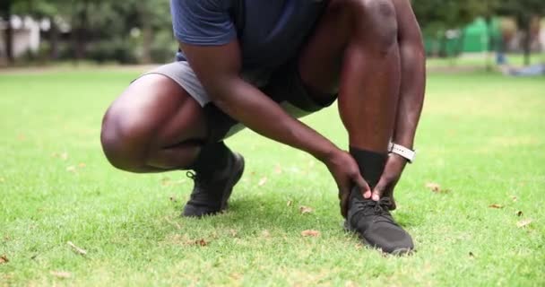Spor Sahasında Elleri Anatomisi Dışarıda Vücut Egzersizi Yapan Bir Sporcu — Stok video