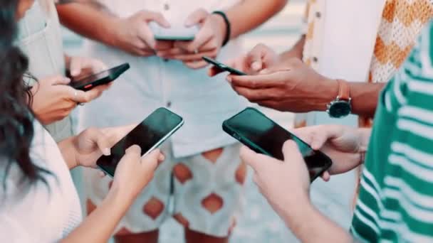 Personas Manos Mensajes Texto Teléfonos Celulares Círculo Para Comunicación Línea — Vídeos de Stock