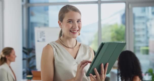 Γυναίκα Ευτυχισμένη Και Γραφείο Tablet Για Μέσα Κοινωνικής Δικτύωσης Θέση — Αρχείο Βίντεο